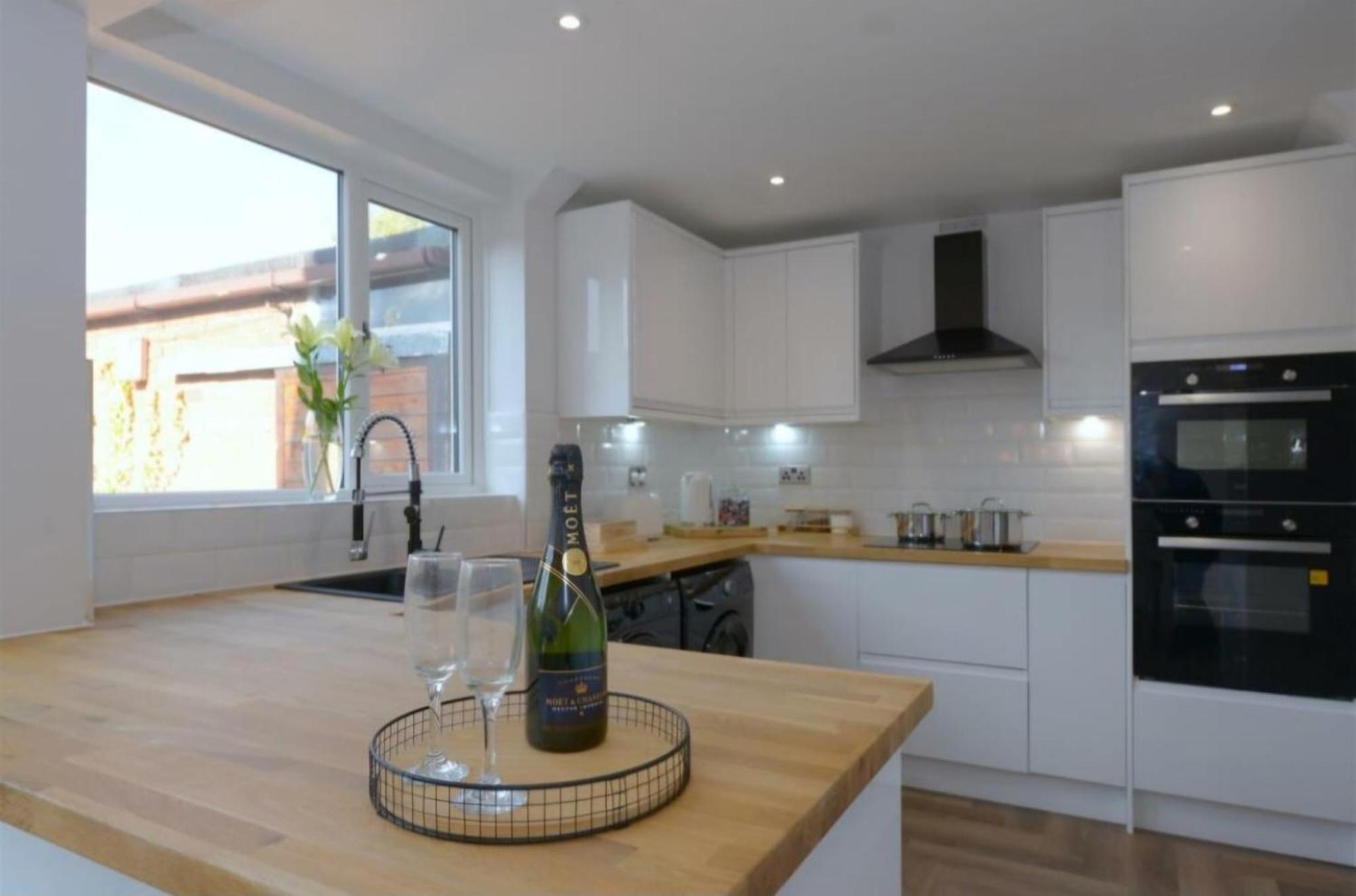 Modern 3 Bedroom Property With Free Driveway Parking By Shire Stays Shrewsbury Eksteriør bilde