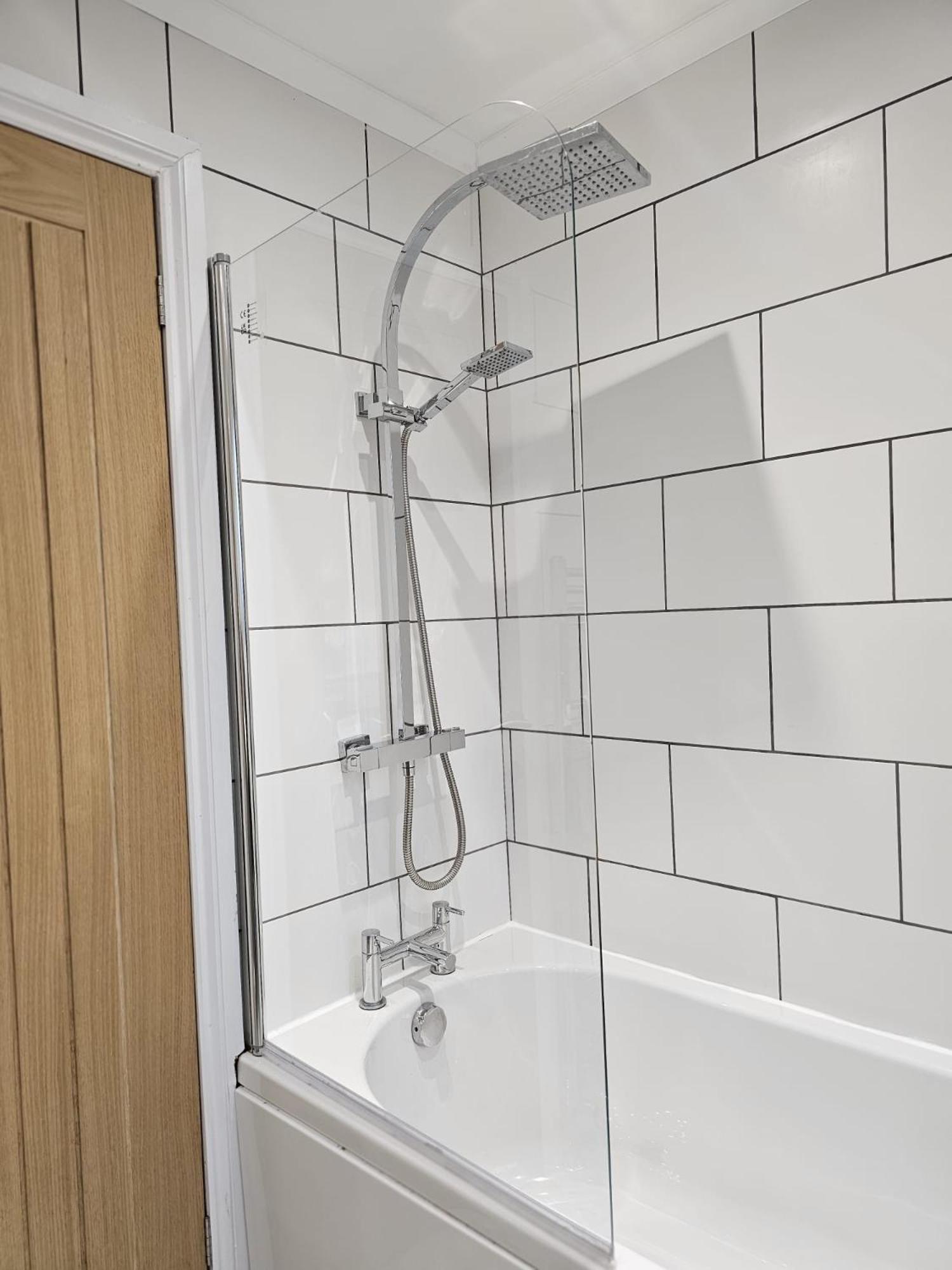 Modern 3 Bedroom Property With Free Driveway Parking By Shire Stays Shrewsbury Eksteriør bilde