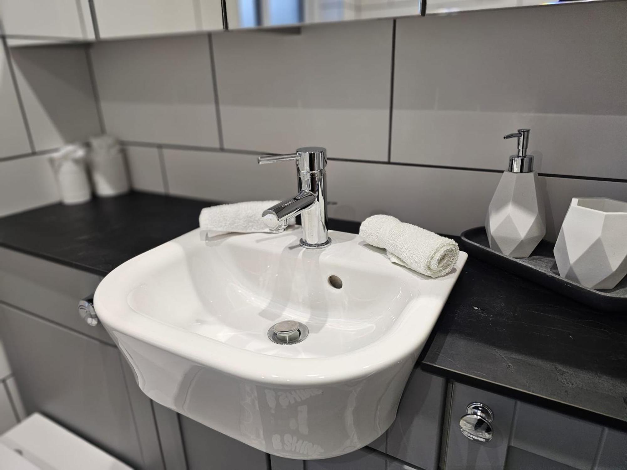 Modern 3 Bedroom Property With Free Driveway Parking By Shire Stays Shrewsbury Eksteriør bilde