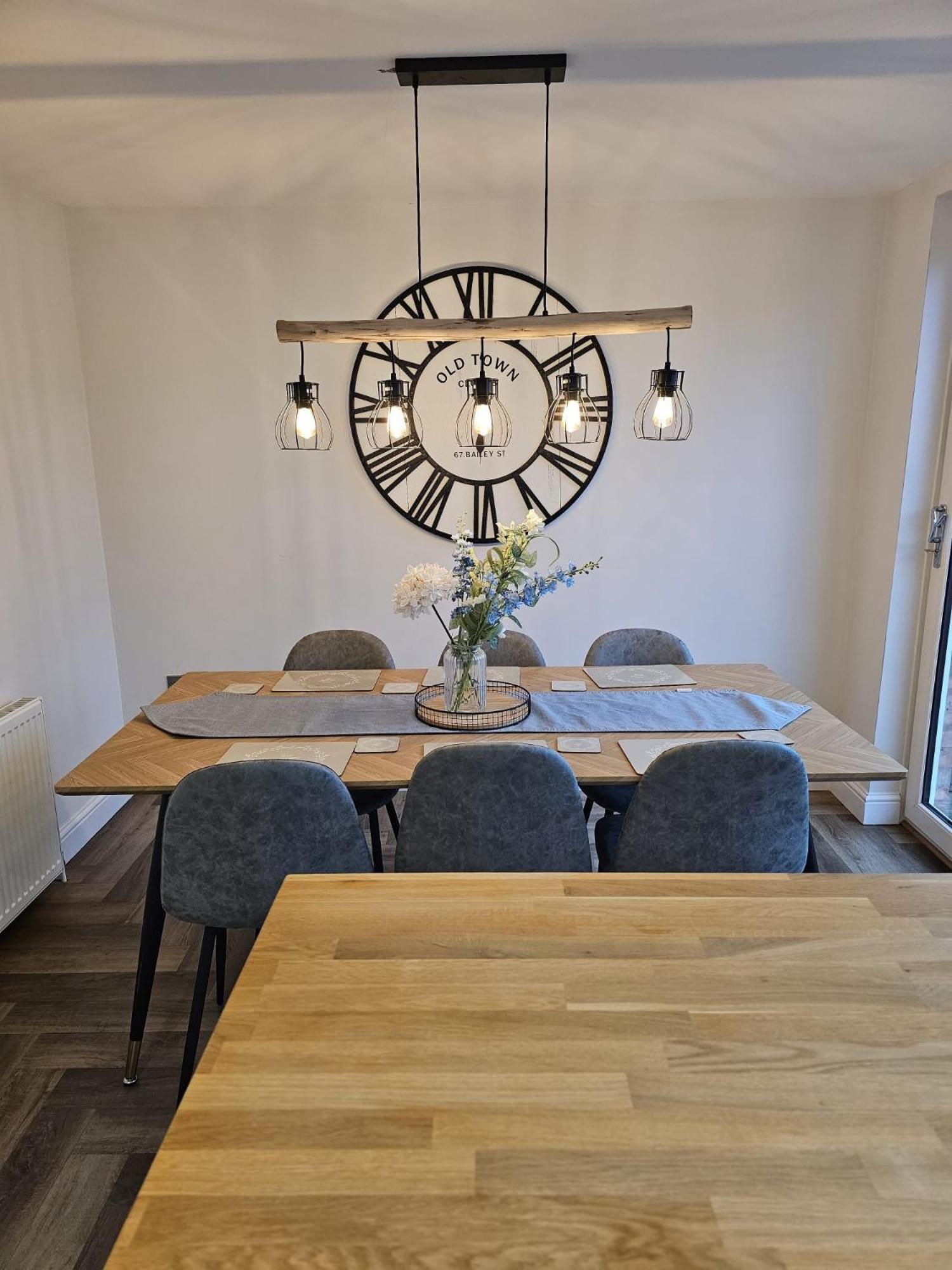 Modern 3 Bedroom Property With Free Driveway Parking By Shire Stays Shrewsbury Eksteriør bilde