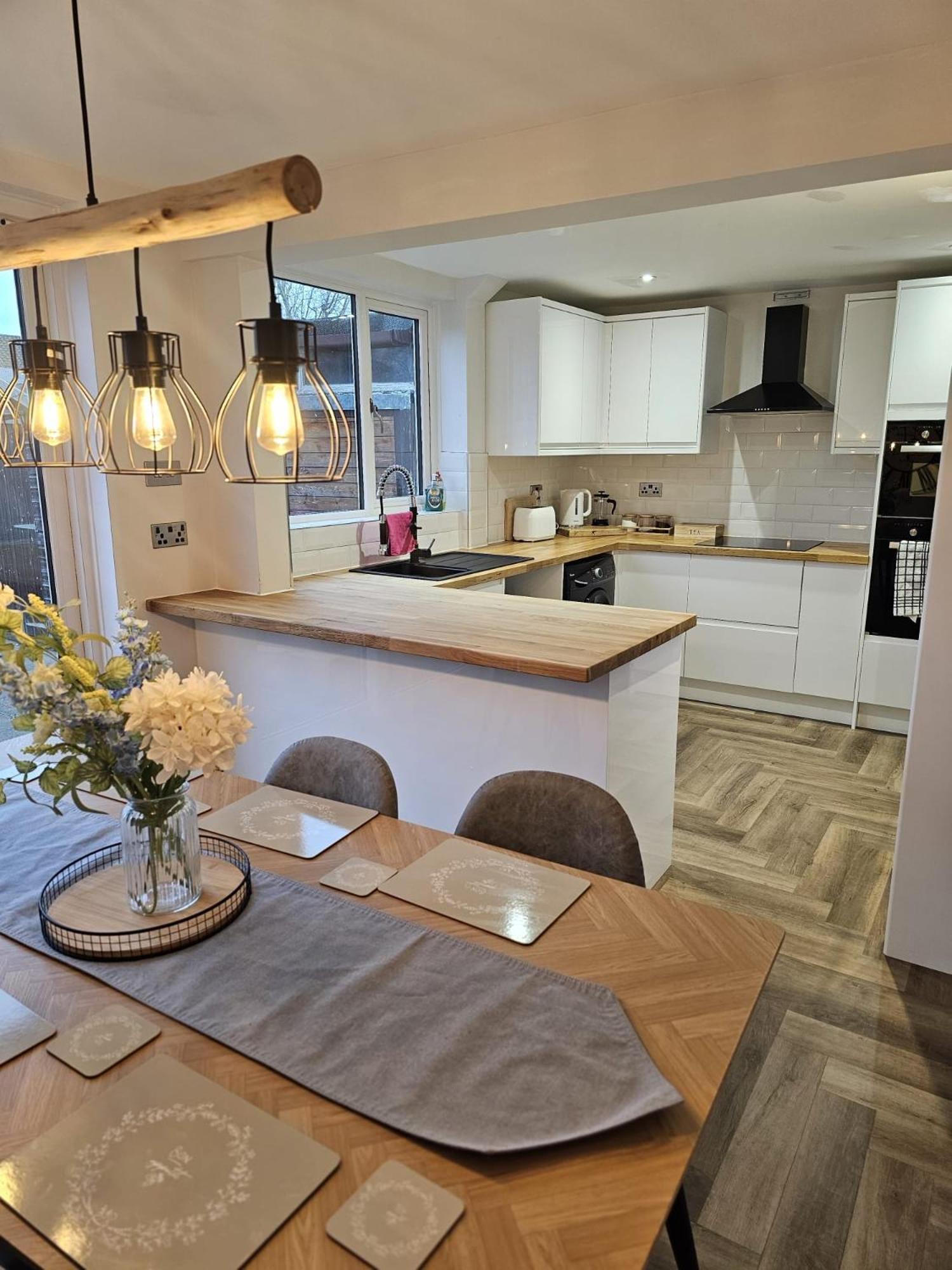 Modern 3 Bedroom Property With Free Driveway Parking By Shire Stays Shrewsbury Eksteriør bilde